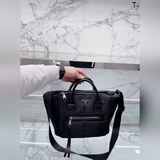 Полотно Prada Prada Ручная сумка-тоут. Отличная текстура. Размер 30 x 25 см.
