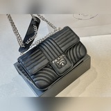 Складная сумка Prada Diagramme с цепочкой легко сочетается с любым нарядом, выгл