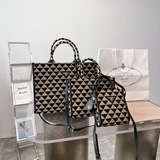 Prada Prada с тиснением, квадратная сумка из легкого полотна с обратным треуголь