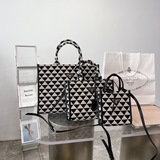 Prada Prada с тиснением, квадратная сумка из легкого полотна с обратным треуголь