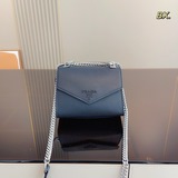 Сумка Prada с чехлом. Новинка Prada. Популярная модель на официальном сайте. Сум