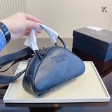 Подарочная упаковка Prada Prada Ручная сумка треугольной формы. Бренд, который д