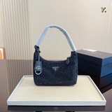 Подарочная упаковка. Сумка Prada с стразами на ручке. Подходит к любому наряду. 
