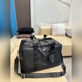 Нейлоновая дорожная сумка Prada с дизайном, который впечатлит вас. Размеры： 44 x