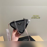 Размер коробки： 18,12 см. Сумка Prada с треугольным дизайном и стразами легко со