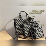 Размер 39,30, средний P255 Размер 29,22, маленький P255 Размер 17,18 Prada.