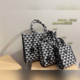 Размер 39,30, средний P255 Размер 29,22, маленький P255 Размер 17,18 Prada.