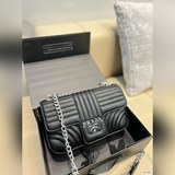 Складная сумка Prada Diagramme с цепочкой легко сочетается с любым нарядом, отли
