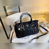 Prada prada подержанная сумка-парашют через плечо, оригинальная, высокое качеств