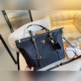 Prada prada подержанная сумка-парашют через плечо, оригинальная, высокое качеств