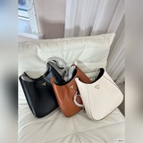 Сумка Prada через плечо подходит к любому наряду, создает модный образ, необходи