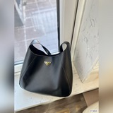 Сумка Prada через плечо подходит к любому наряду, создает модный образ, необходи