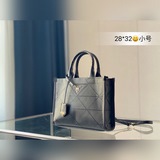 Маленький размер： 28*32, сумка для покупок Prada. Достаточно большая и удобная. 