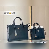 Большой размер： 39*30, сумка для покупок Prada. Достаточно большая и удобная. Эт
