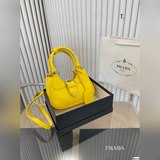 Сумка Prada в комплекте с коробкой. Подходит к любому наряду, создает модный обр