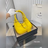 Сумка Prada в комплекте с коробкой. Подходит к любому наряду, создает модный обр