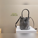 Размер складной коробки： 20,19 см. Сумка Prada с стразами легко сочетается с люб