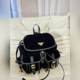 Prada Рюкзак. Говоря о рюкзаках, нельзя не упомянуть эту модель. Дизайн этой сум