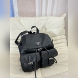 Prada Рюкзак. Говоря о рюкзаках, нельзя не упомянуть эту модель. Дизайн этой сум