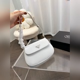 Сумка Prada под мышкой.