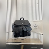 Рюкзак Prada легкий, очень стильный, можно носить как в руках, так и через плечо