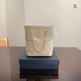 Подарочная упаковка. Сумка Prada в форме ведра. Верхняя часть очень универсальна