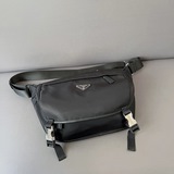 Prada нейлоновая сумка через плечо с инкрустацией, классическая и универсальная.