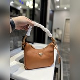 Новая сумка Prada Hobo, которая завоевала мир моды, просто восхитительна! Этот д