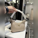 Новая сумка Prada Hobo, которая завоевала мир моды, просто восхитительна! Этот д
