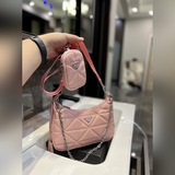 Новая модель сумки Prada Hobo 3-in-1, которая завоевала мир моды, просто восхити