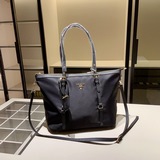 Рекомендуем новинку： сумка-тоут от Prada, модель с подиума, водонепроницаемая тк