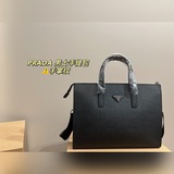 Размер 38,28. Портфель Prada легко сочетается с любой одеждой, отличается сдержа