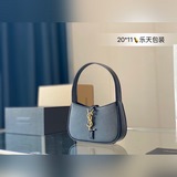 Рекомендуем сумку YSL для ношения под мышкой. Она идеально подходит для осени и 