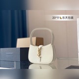 Рекомендуем сумку YSL для ношения под мышкой. Она идеально подходит для осени и 