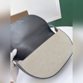 Новая сумка через плечо от B, выполненная в изящном и строгом диз