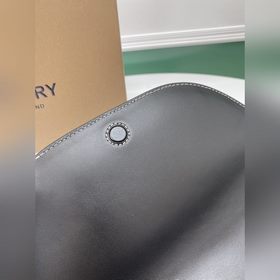Новая сумка через плечо от B, выполненная в изящном и строгом диз