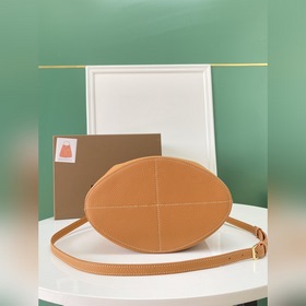 Новейшая модель сумки-бакета из телячьей кожи от B изготовлена из