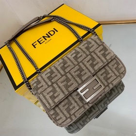 Средняя сумка с цепочкой, изготовлена из мягкой кожи наппа белого