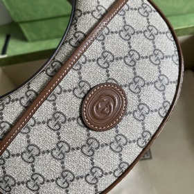 Мини-сумочка GG Half Moon. Эта мини-сумочка в форме полумесяца из