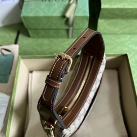 Мини-сумочка GG Half Moon. Эта мини-сумочка в форме полумесяца из