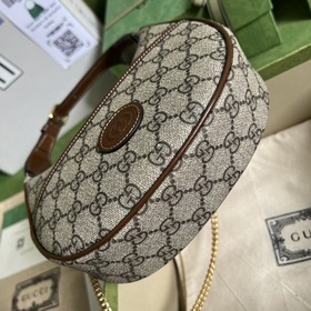 Мини-сумочка GG Half Moon. Эта мини-сумочка в форме полумесяца из