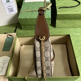 Мини-сумочка GG Half Moon. Эта мини-сумочка в форме полумесяца из