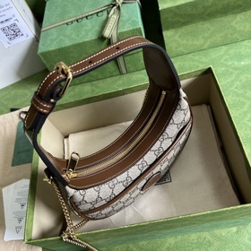 Мини-сумочка GG Half Moon. Эта мини-сумочка в форме полумесяца из