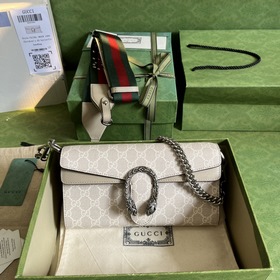 Серия небольших сумок через плечо. На показе мод «Gucci Stars» бр