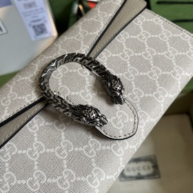 Серия небольших сумок через плечо. На показе мод «Gucci Stars» бр