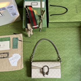 Серия небольших сумок через плечо. На показе мод «Gucci Stars» бр