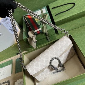 Серия небольших сумок через плечо. На показе мод «Gucci Stars» бр