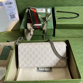Серия небольших сумок через плечо. На показе мод «Gucci Stars» бр