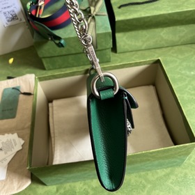 Серия небольших сумок через плечо. На показе мод «Gucci Stars» бр