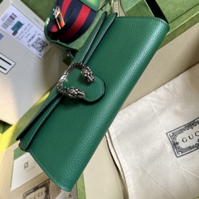 Серия небольших сумок через плечо. На показе мод «Gucci Stars» бр